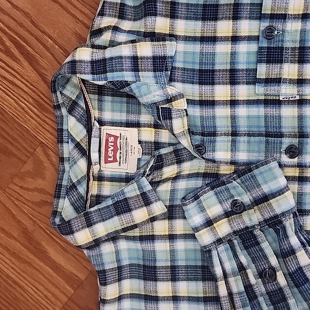 Levi's button up shirt 100 % cotton